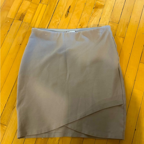 Aritzia skirt - Picture 1 of 3